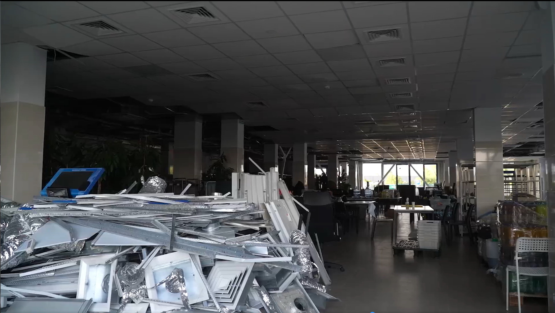 Зеленский показал, что осталось от завода Flextronics в Мукачево, который атаковала Россия: фото, видео — фото 2