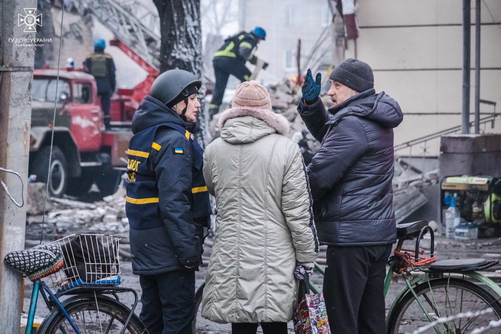 Спасатели показали, как разбирают завалы в Новогродовке: фото — фото