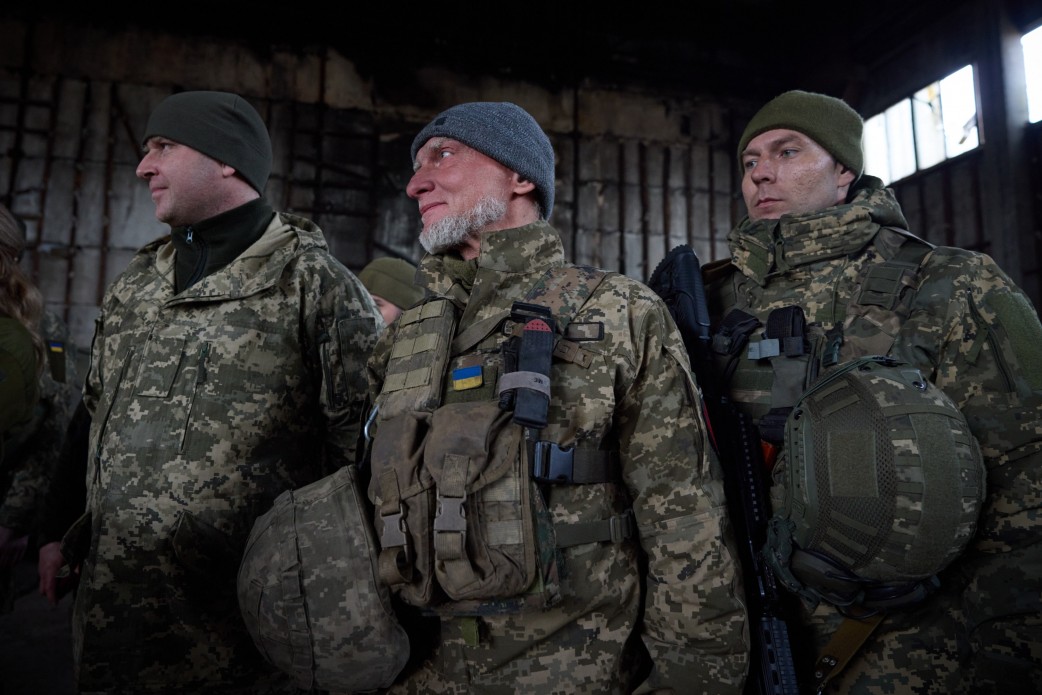 Зеленский приехал на передовые позиции ВСУ под Бахмутом (фото, видео) — фото
