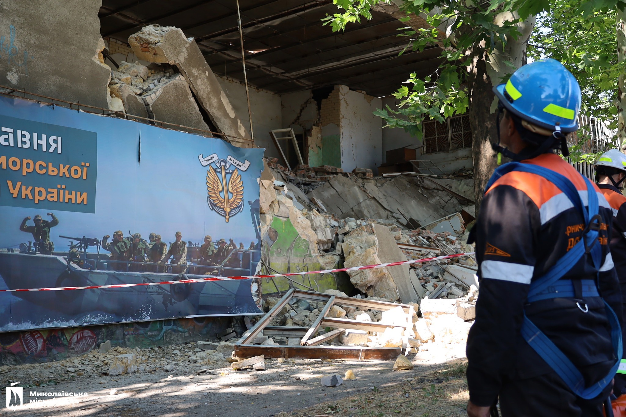 У Миколаєві обвалилася частина заводу ”Дормашина”, пошкодженого російськими шахедами — фото 4