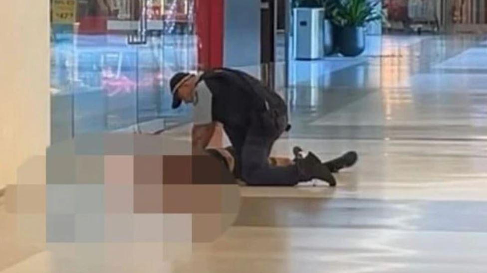 В Сиднее мужчина с ножом напал на посетителей торгового центра, есть погибшие: кадры — фото 1