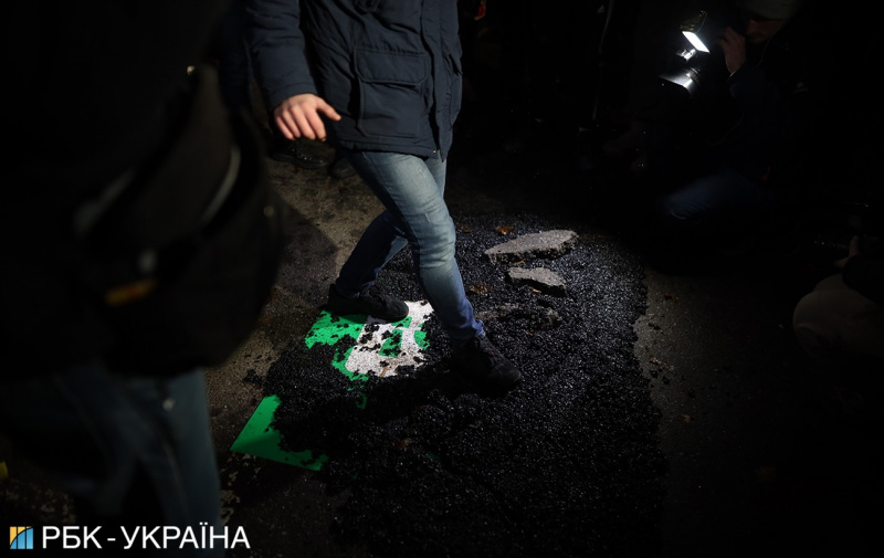 Під ”Феофанією” активісти палили фаєри і розклали асфальт — фото