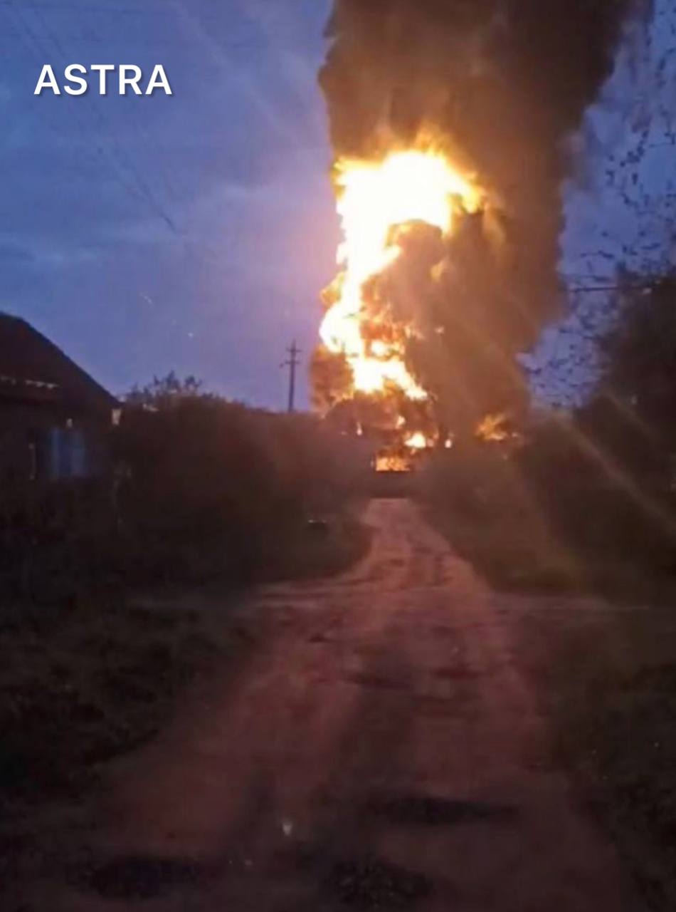 У Росії заявили, що після атаки дронів горить НПЗ у Смоленській області: фото, відео — фото 1