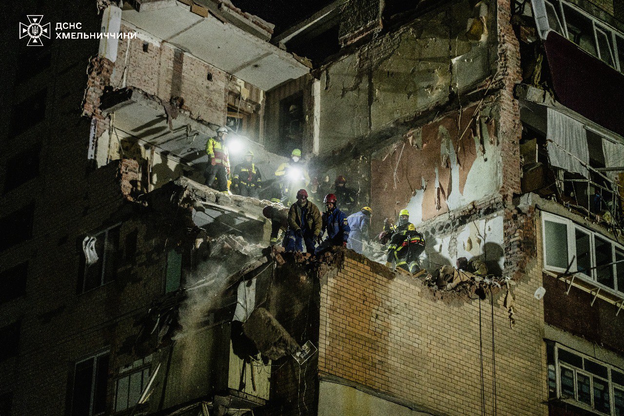 Під завалами житлового будинку у Хмельницькому знайшли тіла двох людей — фото 8