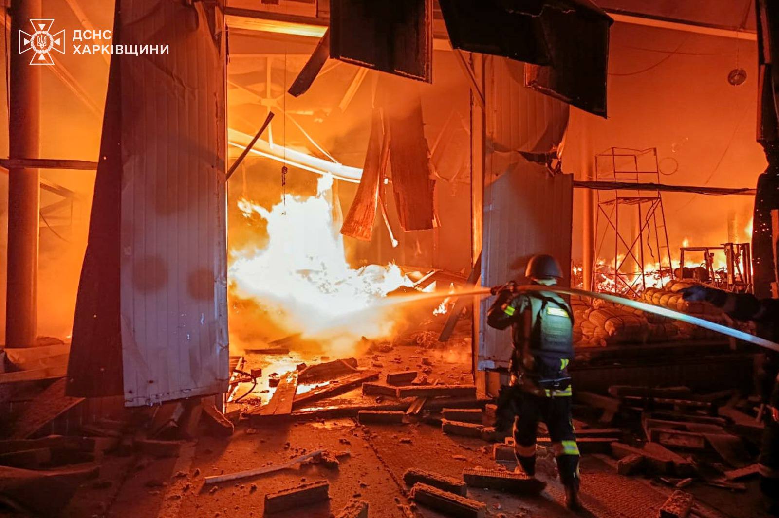 В Чугуеве и Изюме удалось потушить пожары после российских обстрелов — фото 5 В Чугуеве и Изюме удалось потушить пожары после российских обстрелов — фото 5