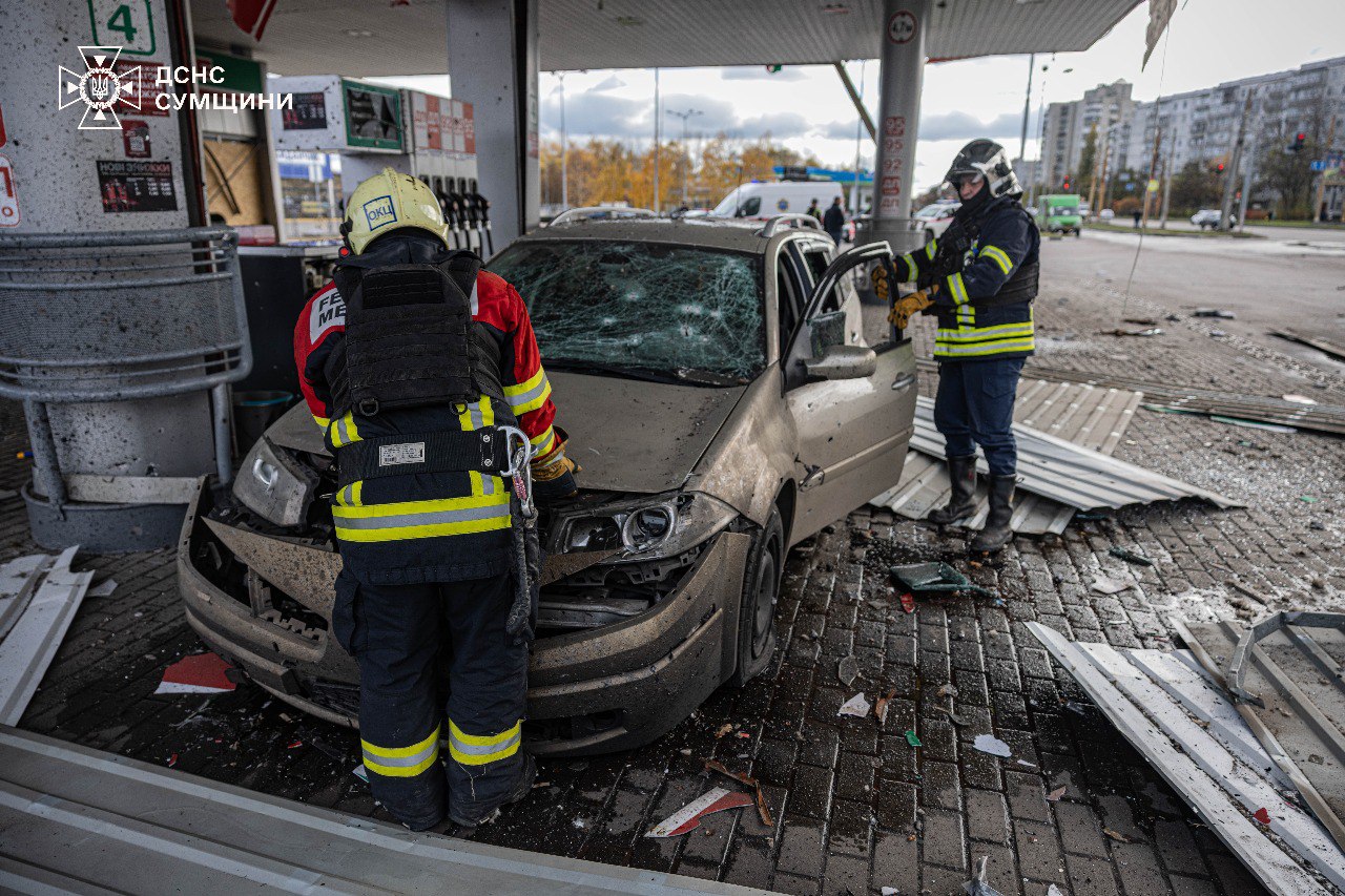 В Сумах россияне атаковали дроном АЗС, пострадали 4 человека: кадры — фото 3