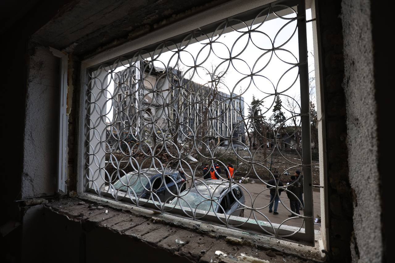 В Ізюмі госпіталізовано 24 особи, троє - у важкому стані — фото 18