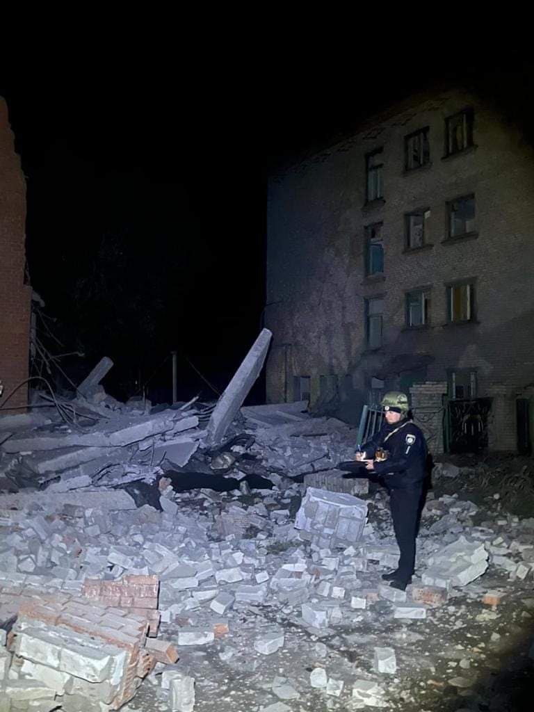 Оккупанты ударили по общежитию в Славянске: под завалами люди — фото