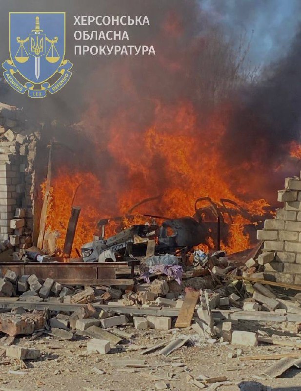 Россияне обстреляли Херсон: сгорел склад с гуманитарной помощью (фото) — фото