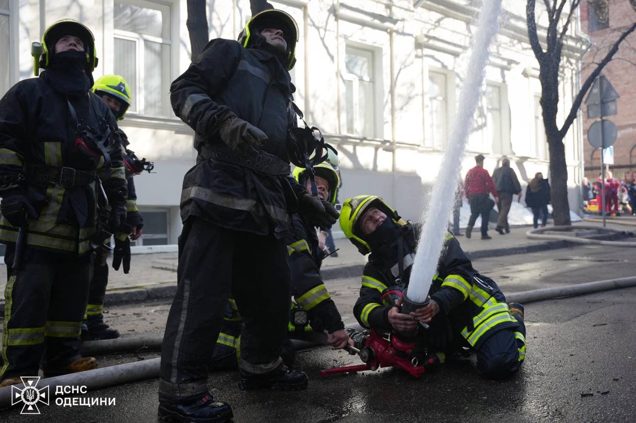 В Одесі рятувальник загинув під час гасіння потужної пожежі у самому центрі міста: фото — фото 9