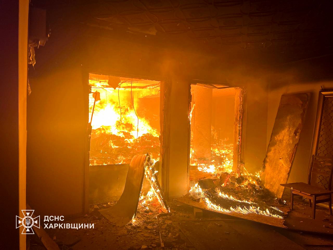 Дом культуры в Великом Бурлуке полностью охвачен огнем после российского удара — фото 6