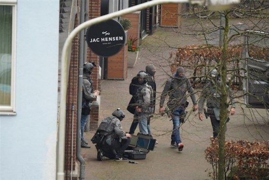 В Нидерландах захватили заложников в кафе: фото — фото