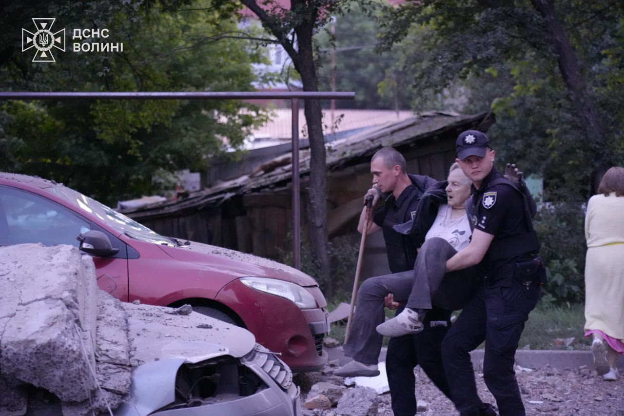 У мережі з'явилися кадри ракетного удару по Луцьку: у місті вже 15 постраждалих — фото 5
