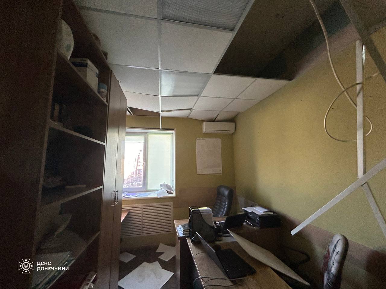 Росіяни обстріляли рятувальну частину у Кураховому: фото — фото