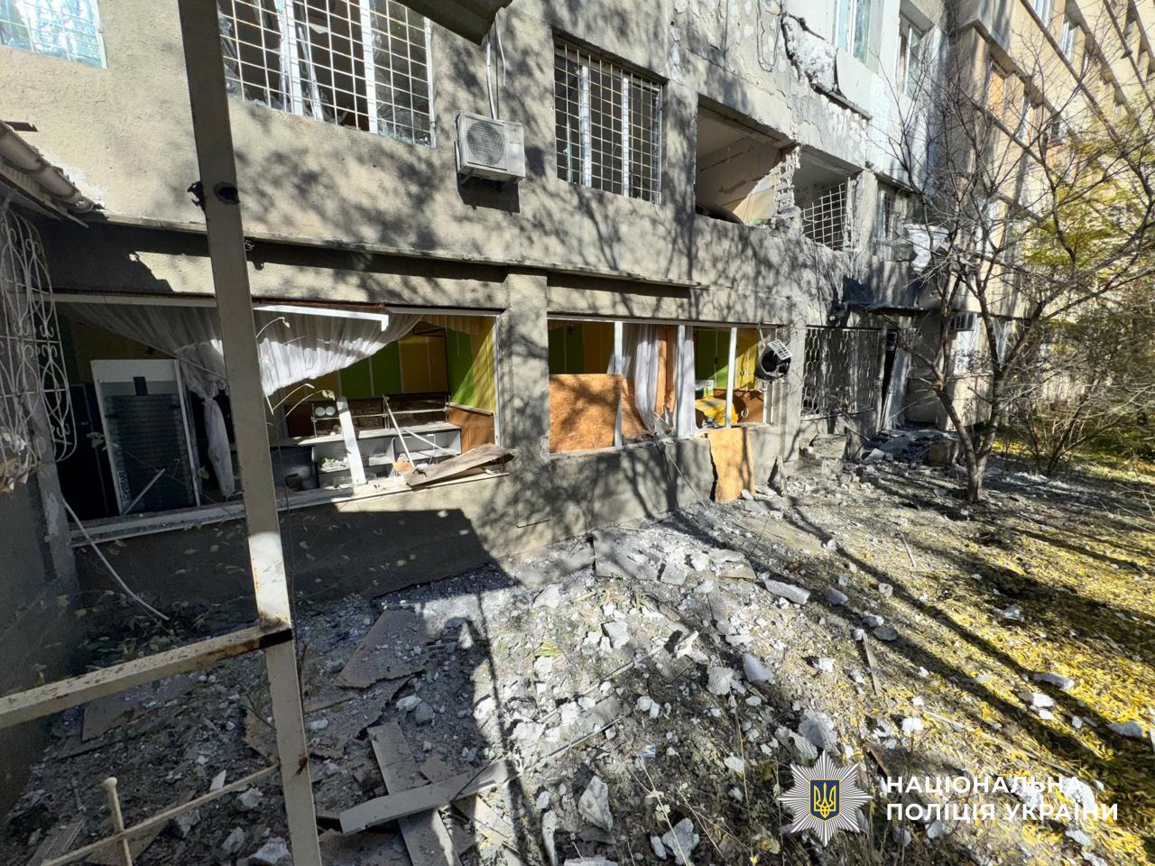 При ударе по детской больнице в Херсоне ранения получили 9 человек, среди них четверо детей — фото 11 При ударе по детской больнице в Херсоне ранения получили 9 человек, среди них четверо детей — фото 11