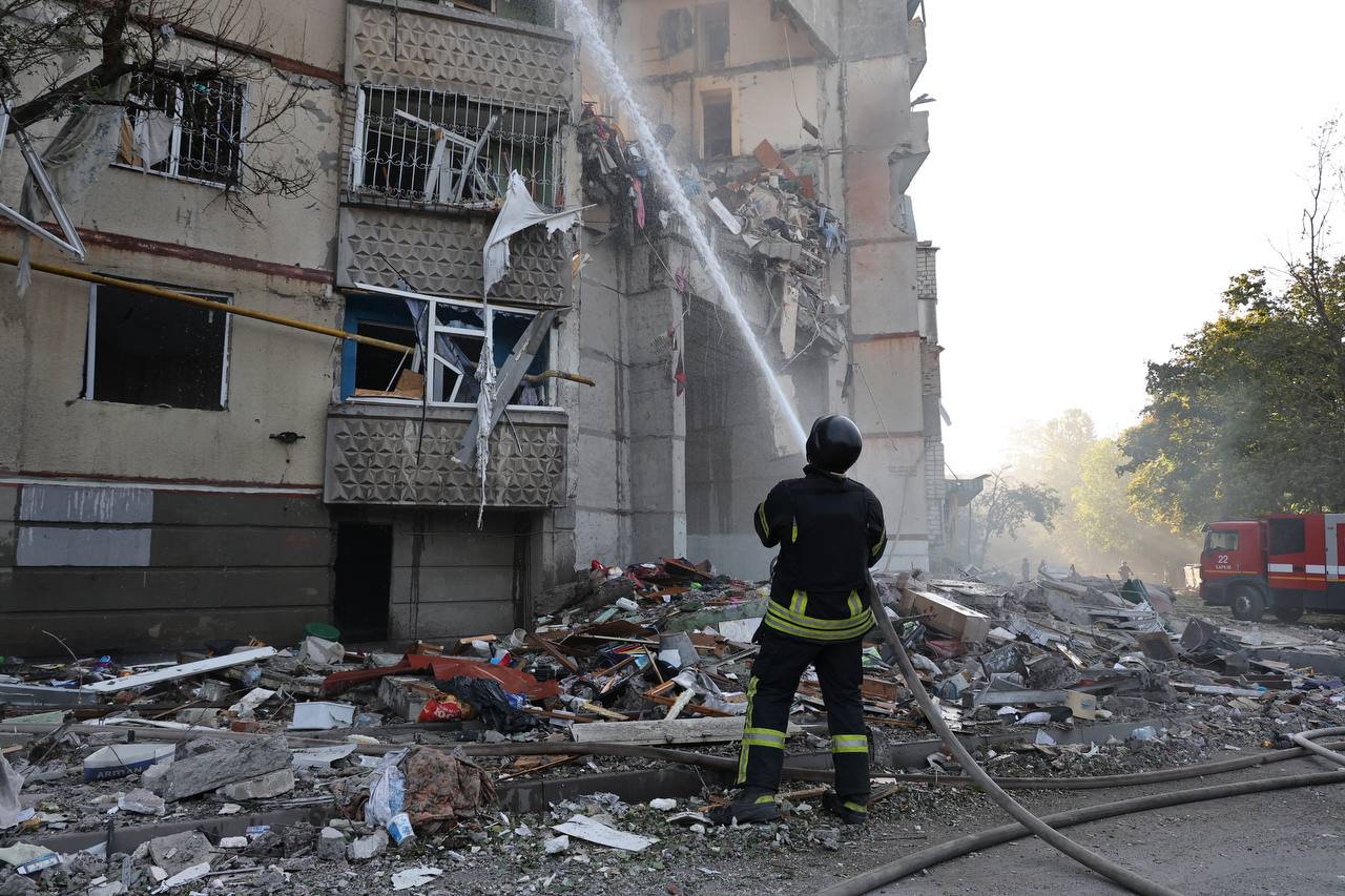 Будинок, по якому Росія сьогодні вдарила КАБом, вже страждав від обстрілів на початку вторгнення — фото 6