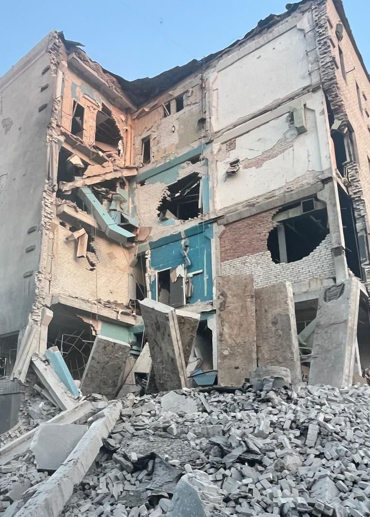 Россияне скинули авиабомбу на жилой квартал в Константиновке: много раненых — фото