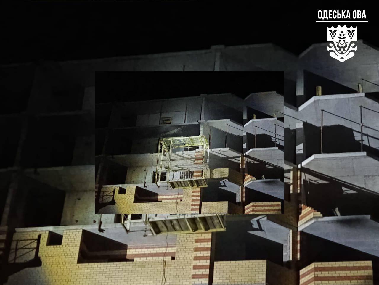 Российский беспилотник влетел в недостроенный дом в Одессе — фото 3