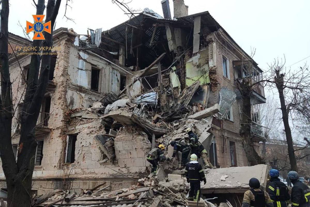 Спасатели показали разрушенный российской ракетой жилой дом в Кривом Роге  — фото