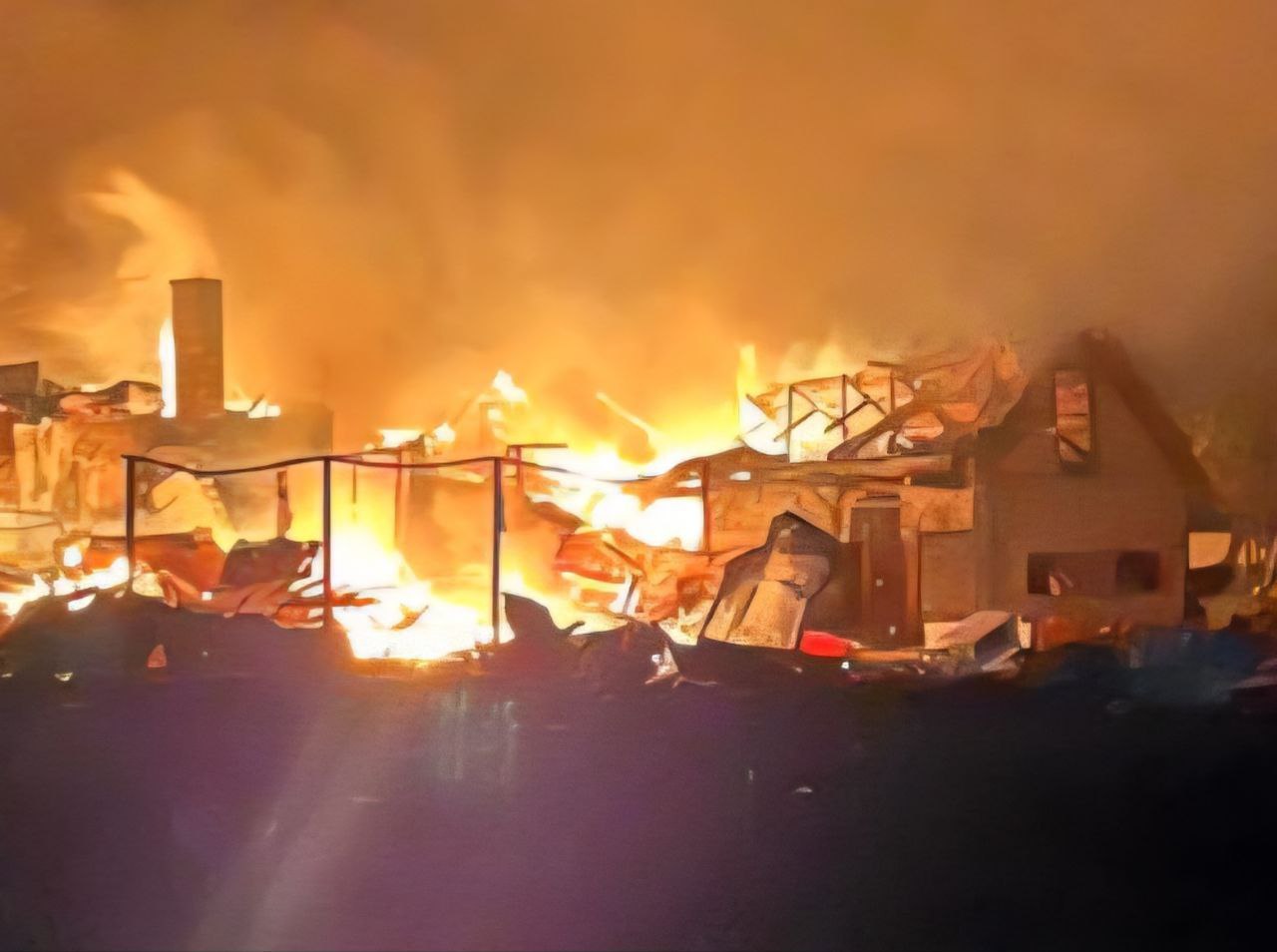 В Никополе россияне ударили по ”скорой”, которая перевозила пациента: пострадали медики — фото 4