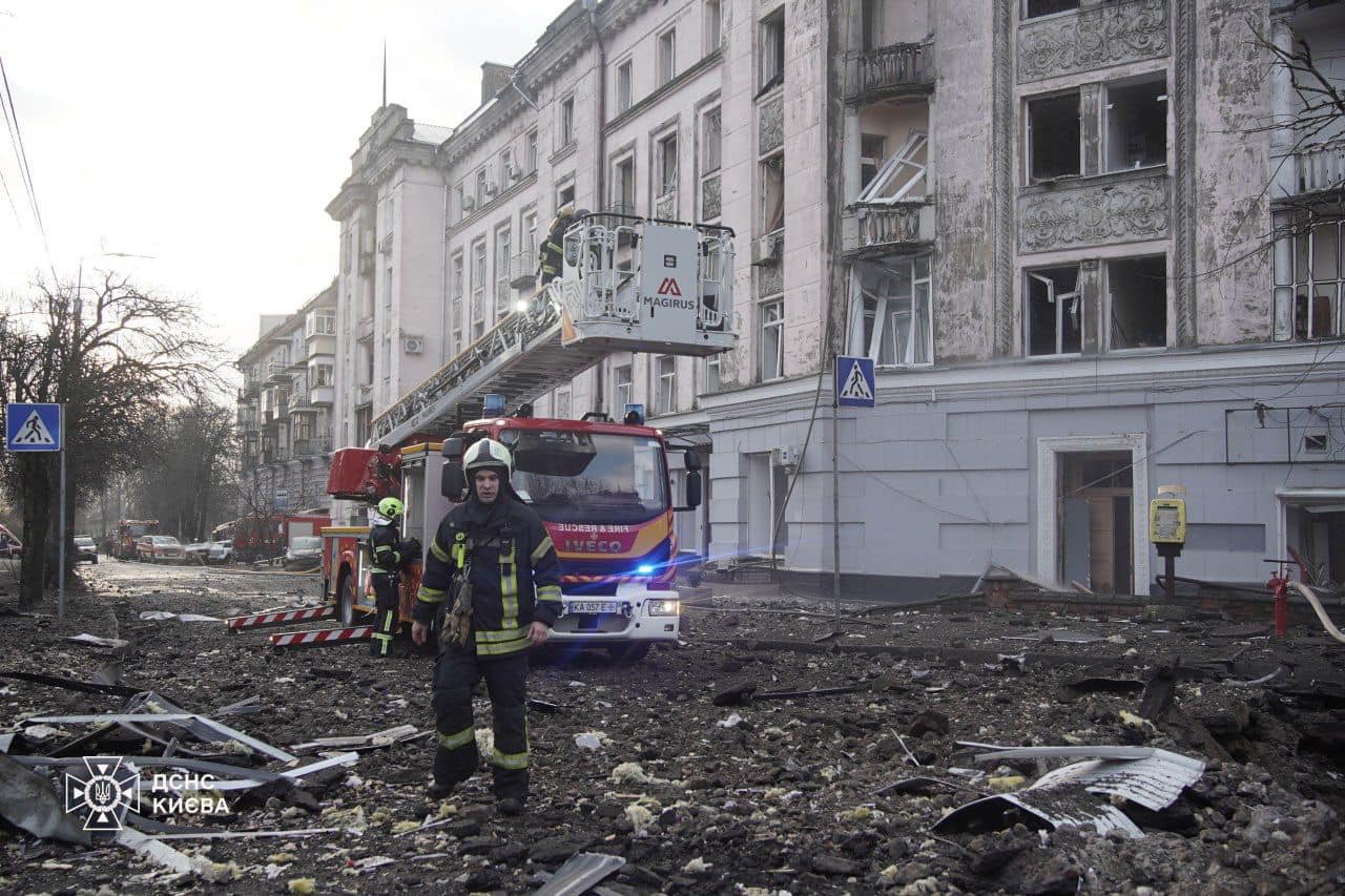 З'явились фото наслідків ракетної атаки на Київ — фото