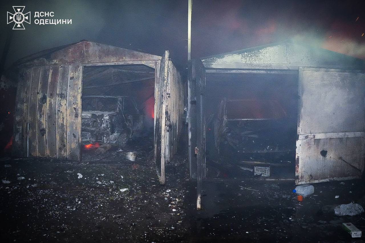 Двоє людей постраждали, один із дронів влучив у житлову висотку: наслідки атаки на Одесу — фото 1