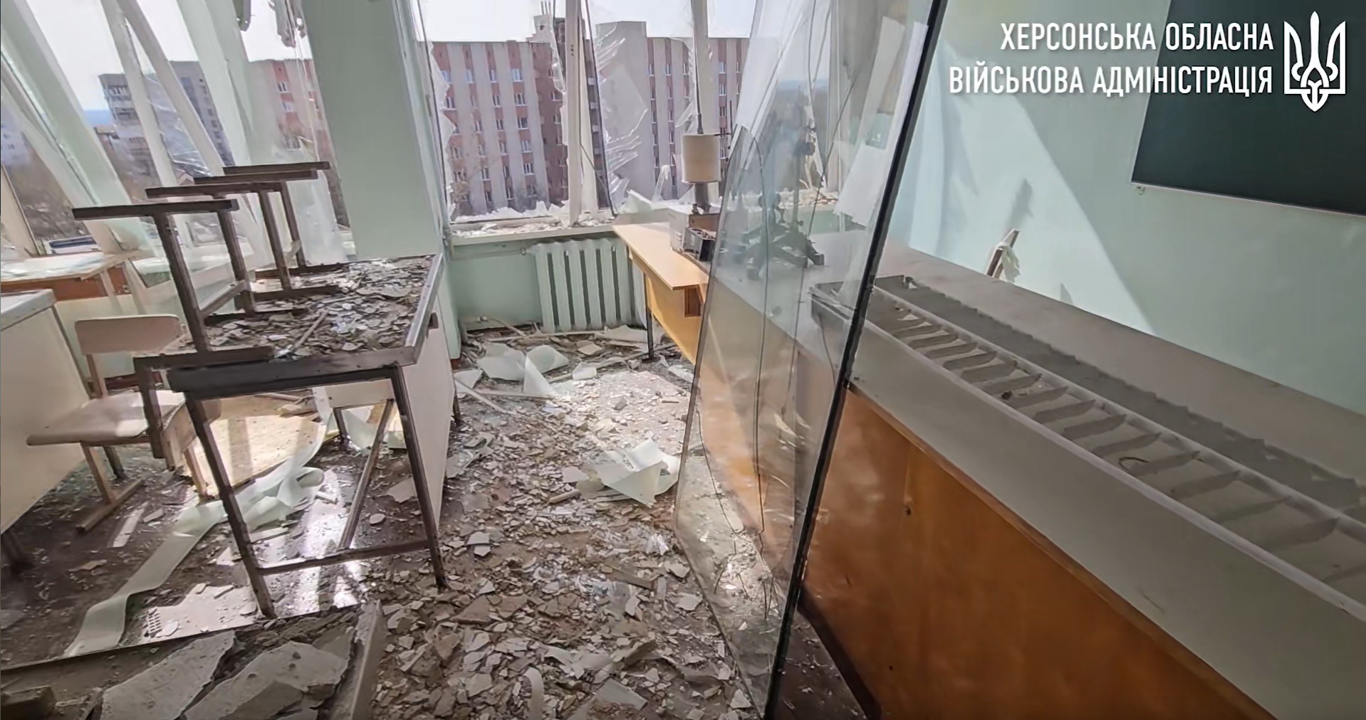 Росіяни обстріляли вищий навчальний заклад у Херсоні: фото — фото