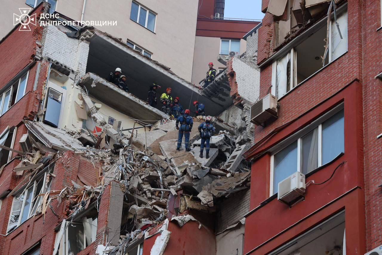 Пять человек считаются пропавшими без вести после удара по многоэтажке в Днепре   — фото 2