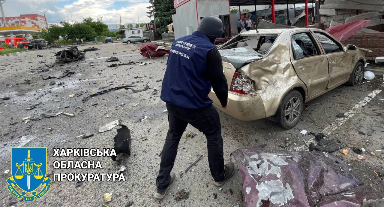 Появились кадры последствий обстрела Харькова: водителю троллейбуса ампутировало ноги — фото 11