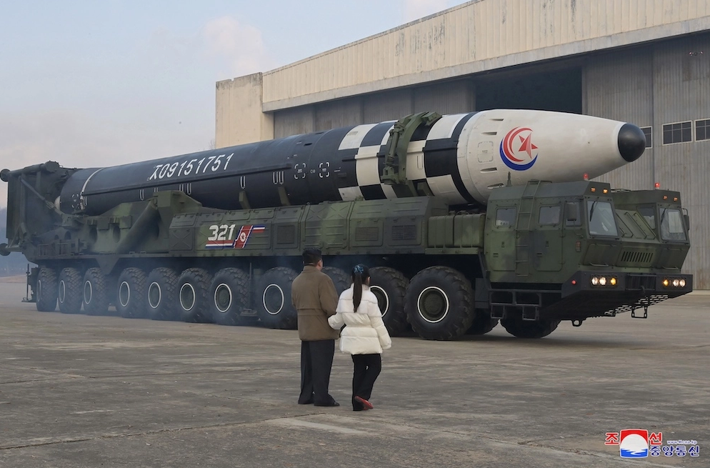 Ким Чен Ын впервые показал дочь на полигоне по испытанию ракеты Hwasongpho-17 — фото 2