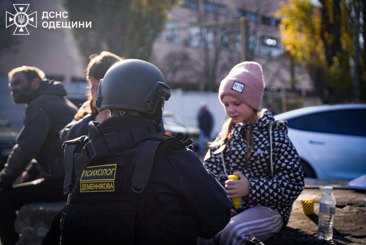 До 10 осіб збільшилася кількість постраждалих під час удару біля ринку в Чорноморську (фото) — фото 6
