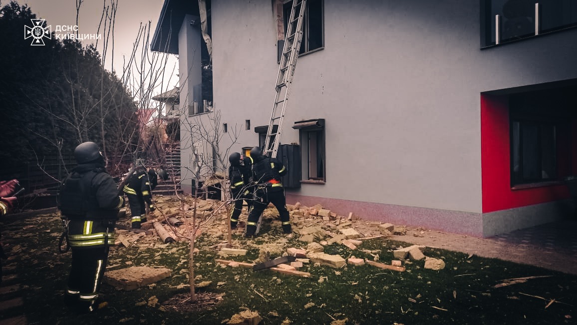 Рятувальники показали наслідки ракетної атаки на Київщину — фото 4
