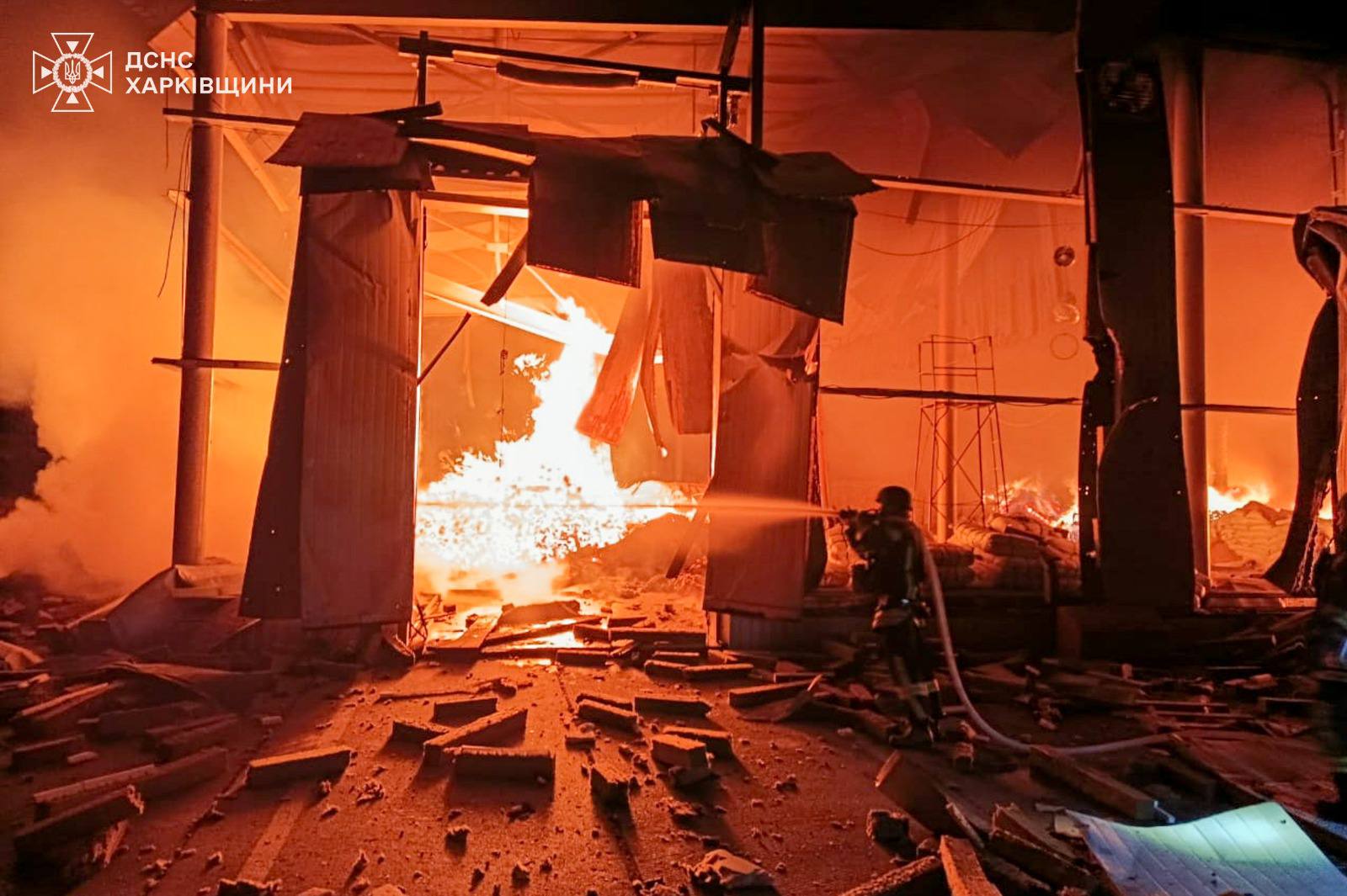 В Чугуеве и Изюме удалось потушить пожары после российских обстрелов — фото 3 В Чугуеве и Изюме удалось потушить пожары после российских обстрелов — фото 3