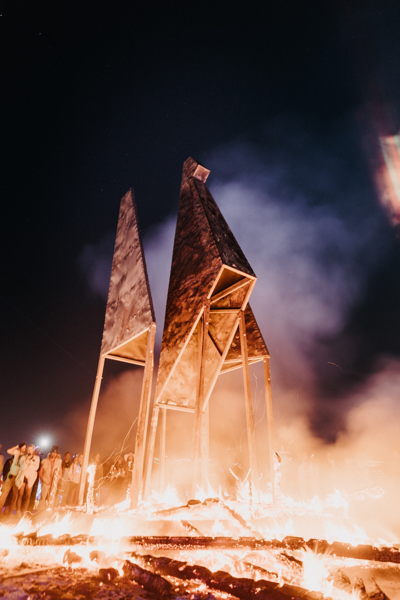 Родился Феникс: Украина на Burning Man устроила мощное огненное шоу (фото, видео) — фото