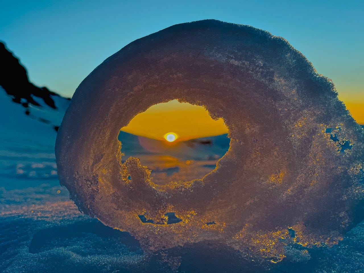 Ученые станции ”Академик Вернадский” показали красивейшее природное явление - ”пончики” из снега: фото — фото