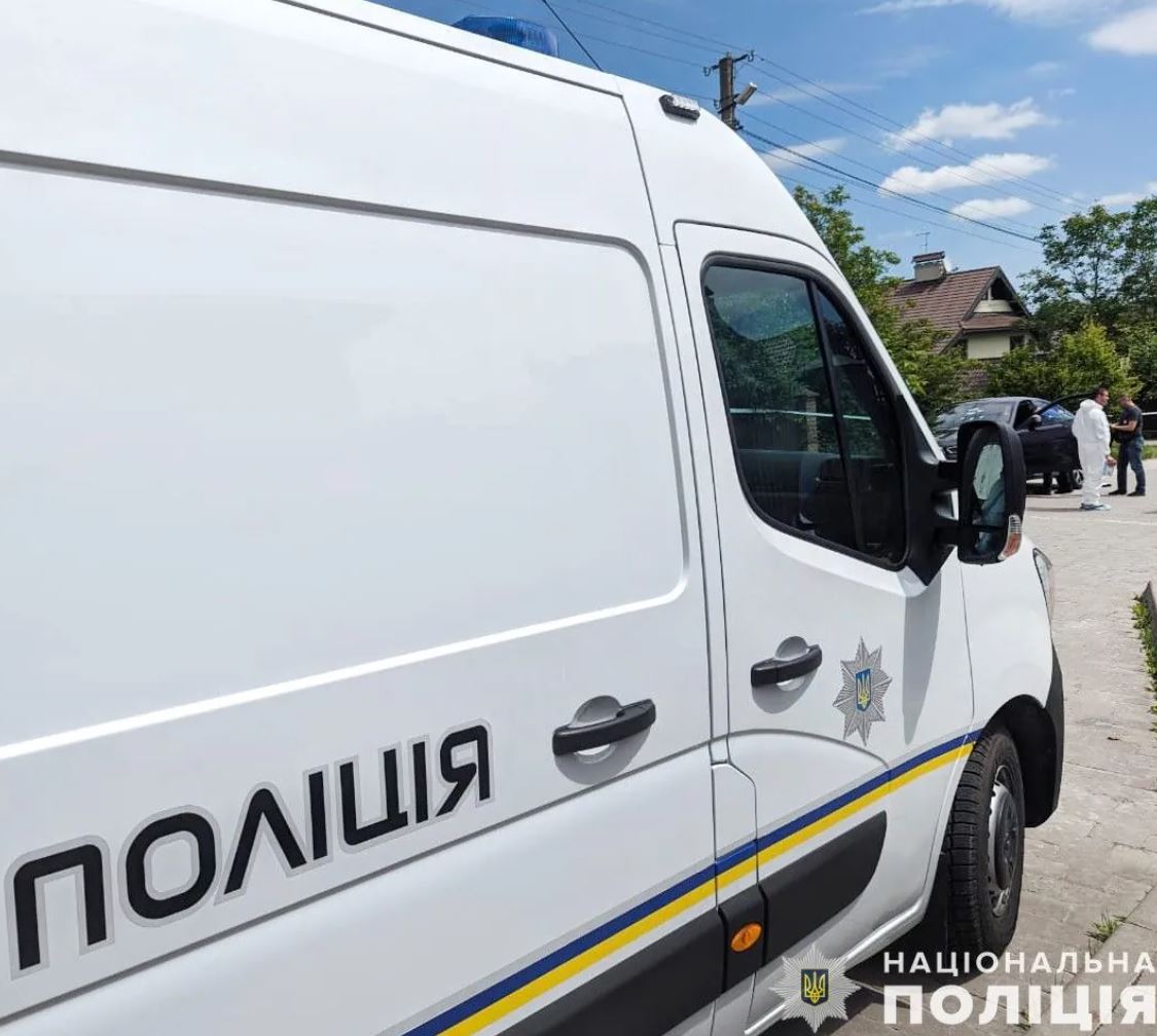 На Львівщині розстріляли авто кримінального авторитету — фото