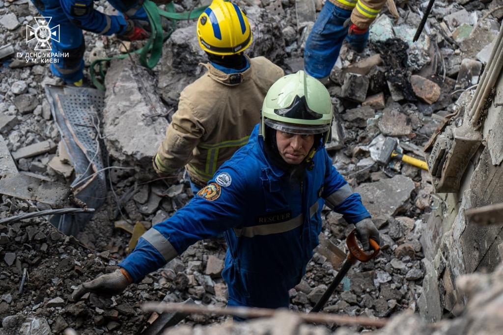 Жертвами ракетної атаки 29 грудня стали 53 особи: рятувальні роботи завершено — фото