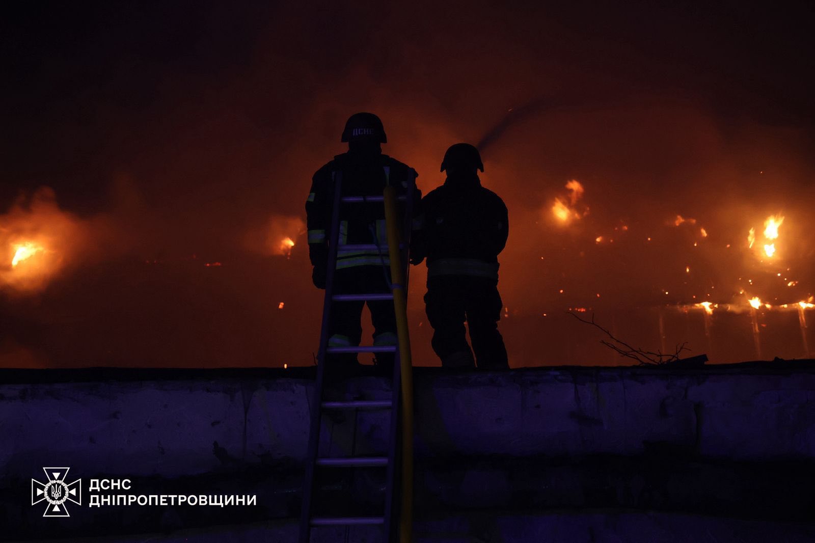 Повреждены предприятия, здание СМИ, дома и магазины: спасатели показали последствия обстрела Днепра — фото 1