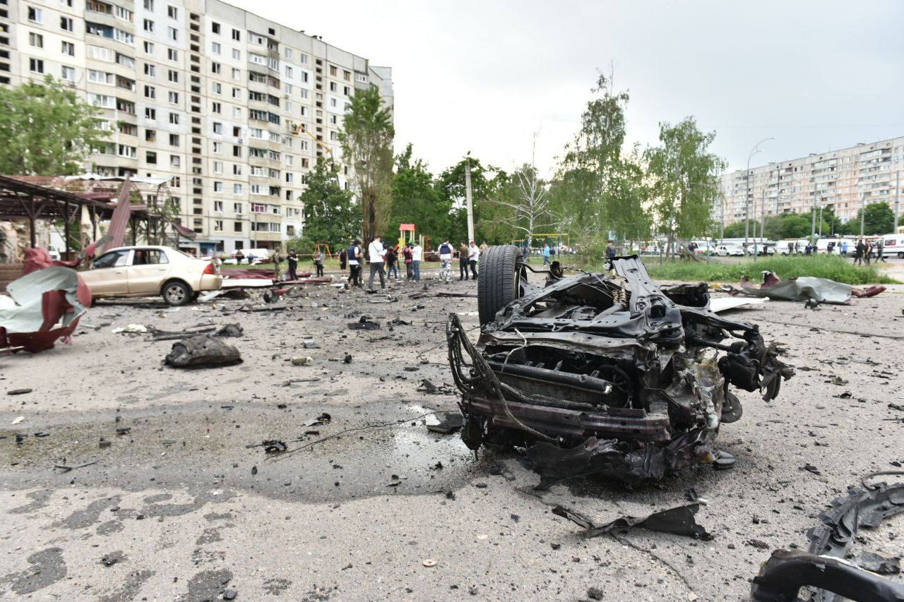 Появились кадры последствий обстрела Харькова: водителю троллейбуса ампутировало ноги — фото 16