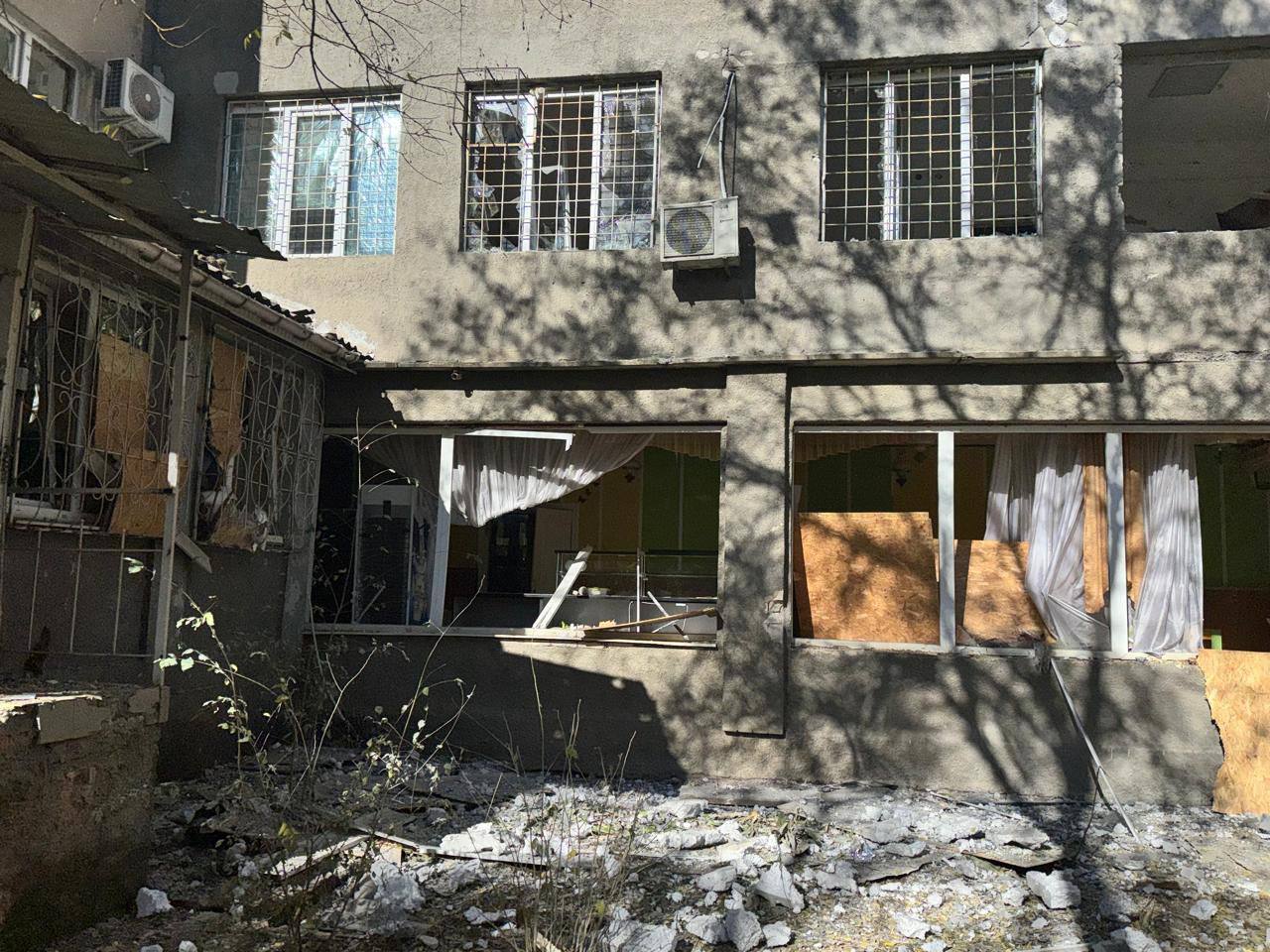 При ударе по детской больнице в Херсоне ранения получили 9 человек, среди них четверо детей — фото 4 При ударе по детской больнице в Херсоне ранения получили 9 человек, среди них четверо детей — фото 4