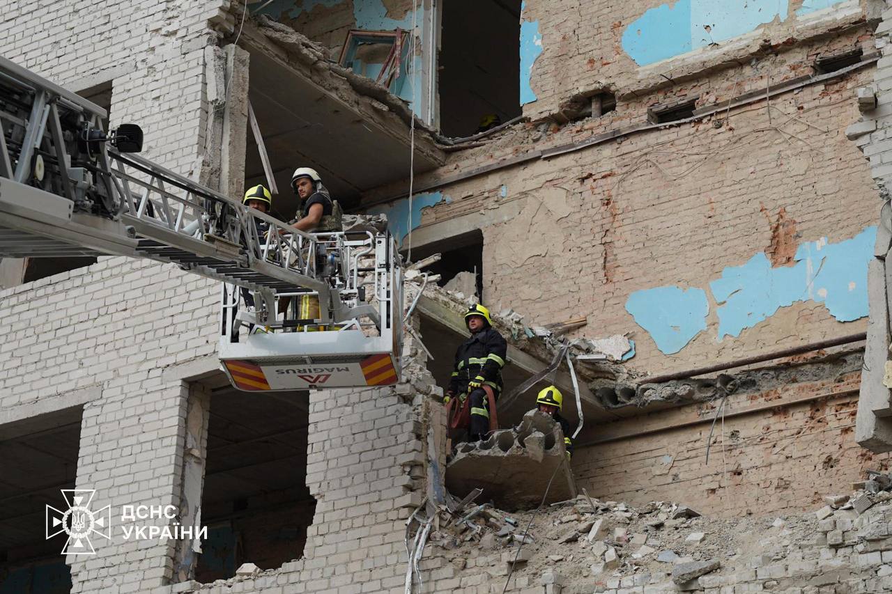 В Полтаве под завалами учебного заведения продолжают находить тела — фото 5