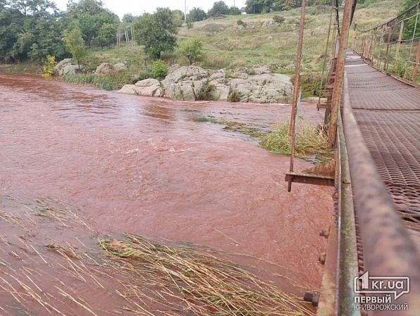Вода в реке Ингулец побагровела после российского удара по дамбе: фото — фото 2
