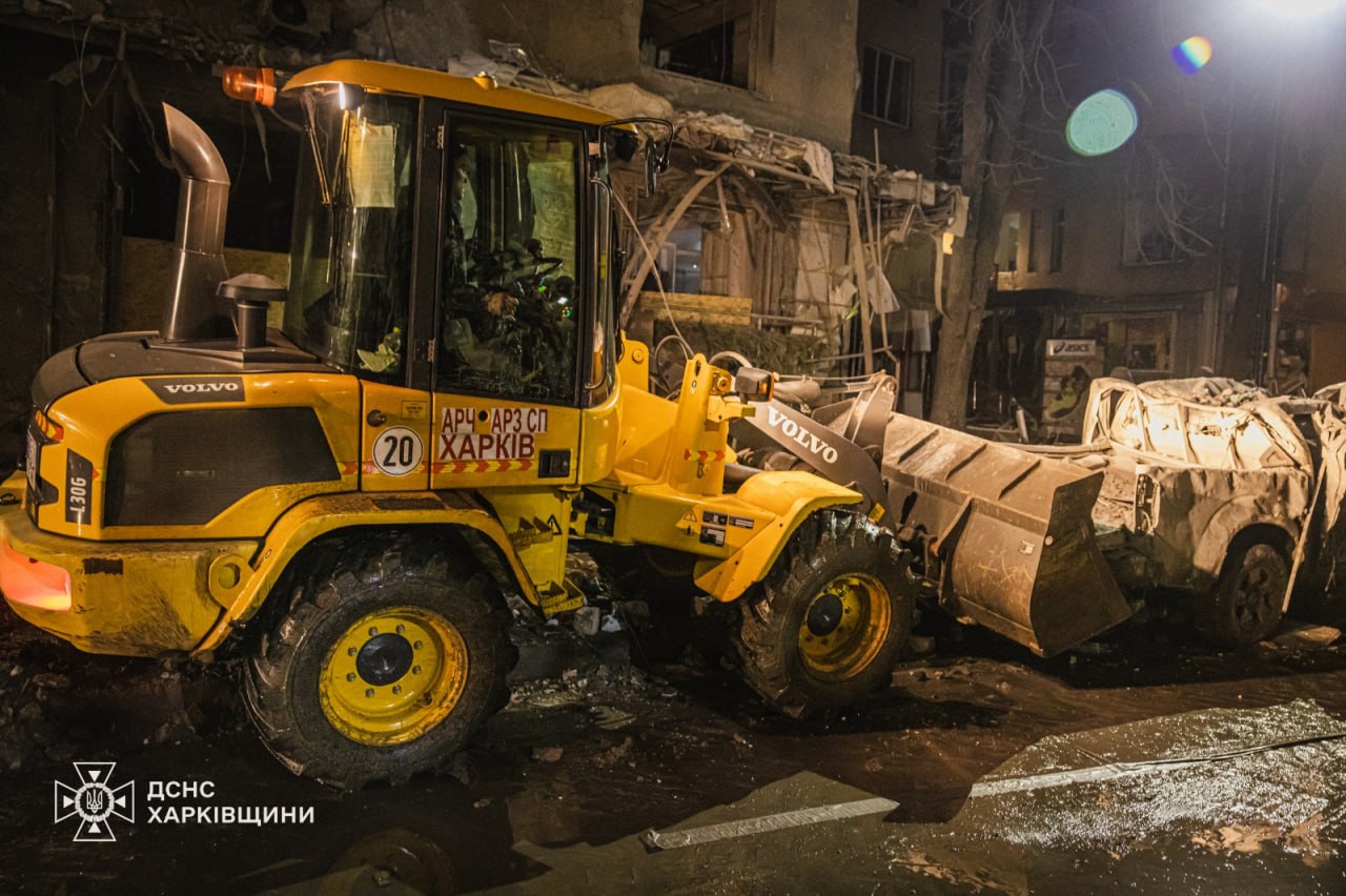 В Харькове среди руин разрушенного российским ударом дома нашли тело женщины — фото 3