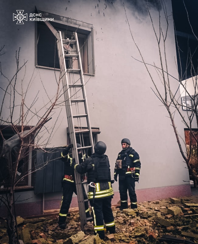 Рятувальники показали наслідки ракетної атаки на Київщину — фото 3