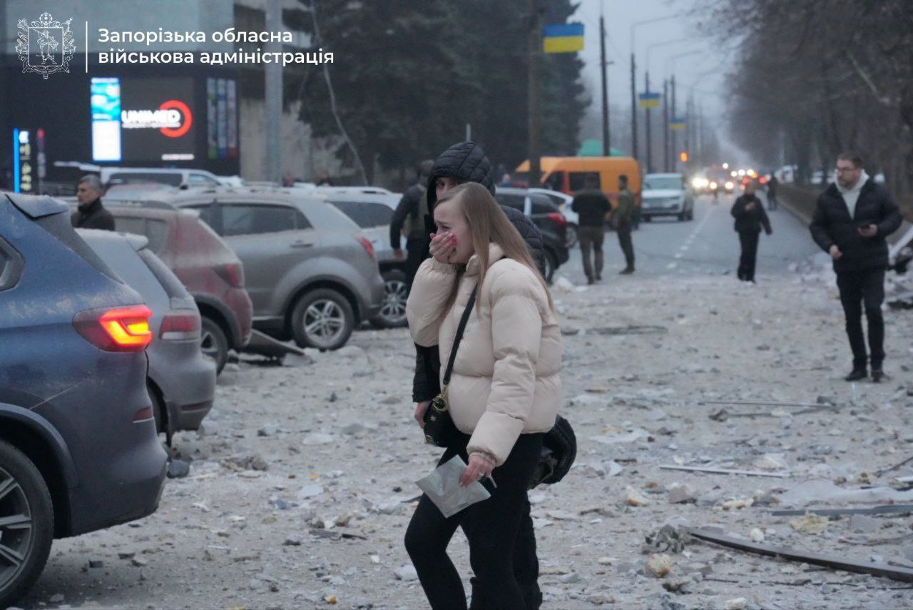 Три людини загинули внаслідок удару по Запоріжжю: зруйновано клініку (фото, відео) — фото 4