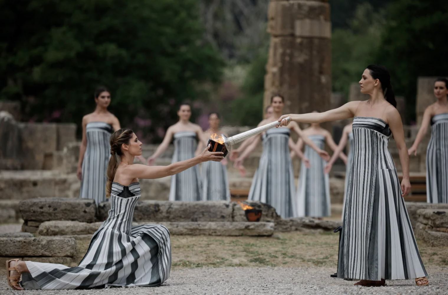 У Греції не змогли запалити Олімпійський вогонь від сонячних променів: фото — фото 2
