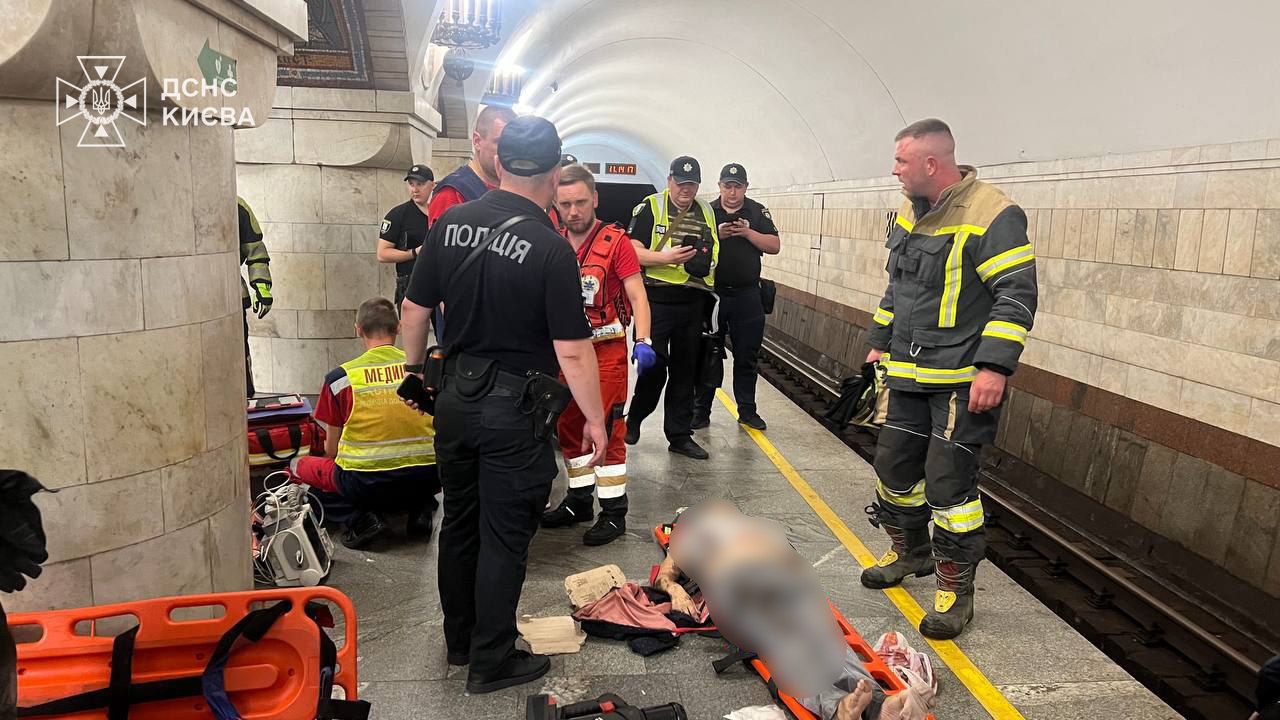 У київському метро загинула жінка: вона потрапила під потяг (фото) — фото 3