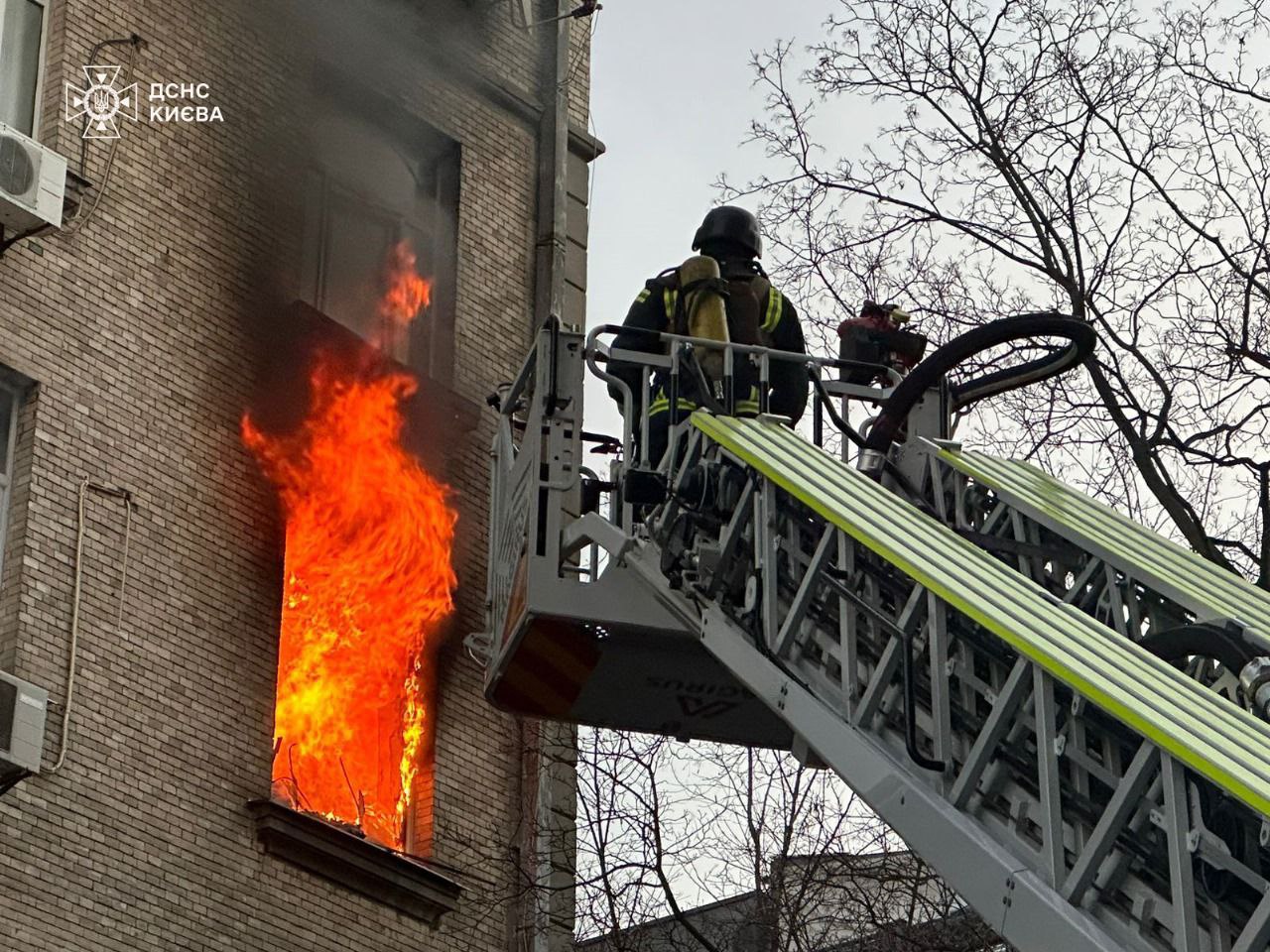 Під завалами житлового будинку у Києві знайшли загиблу жінку: фото — фото 11