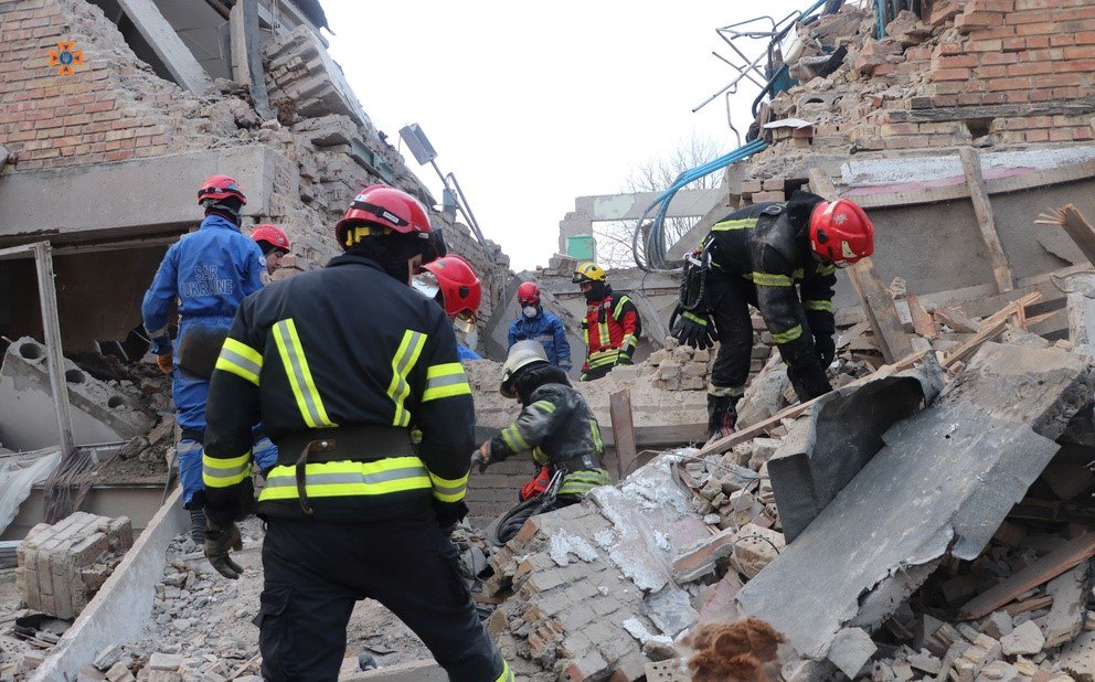 Появились кадры последствий атаки на Ржищев: под завалами еще есть люди — фото