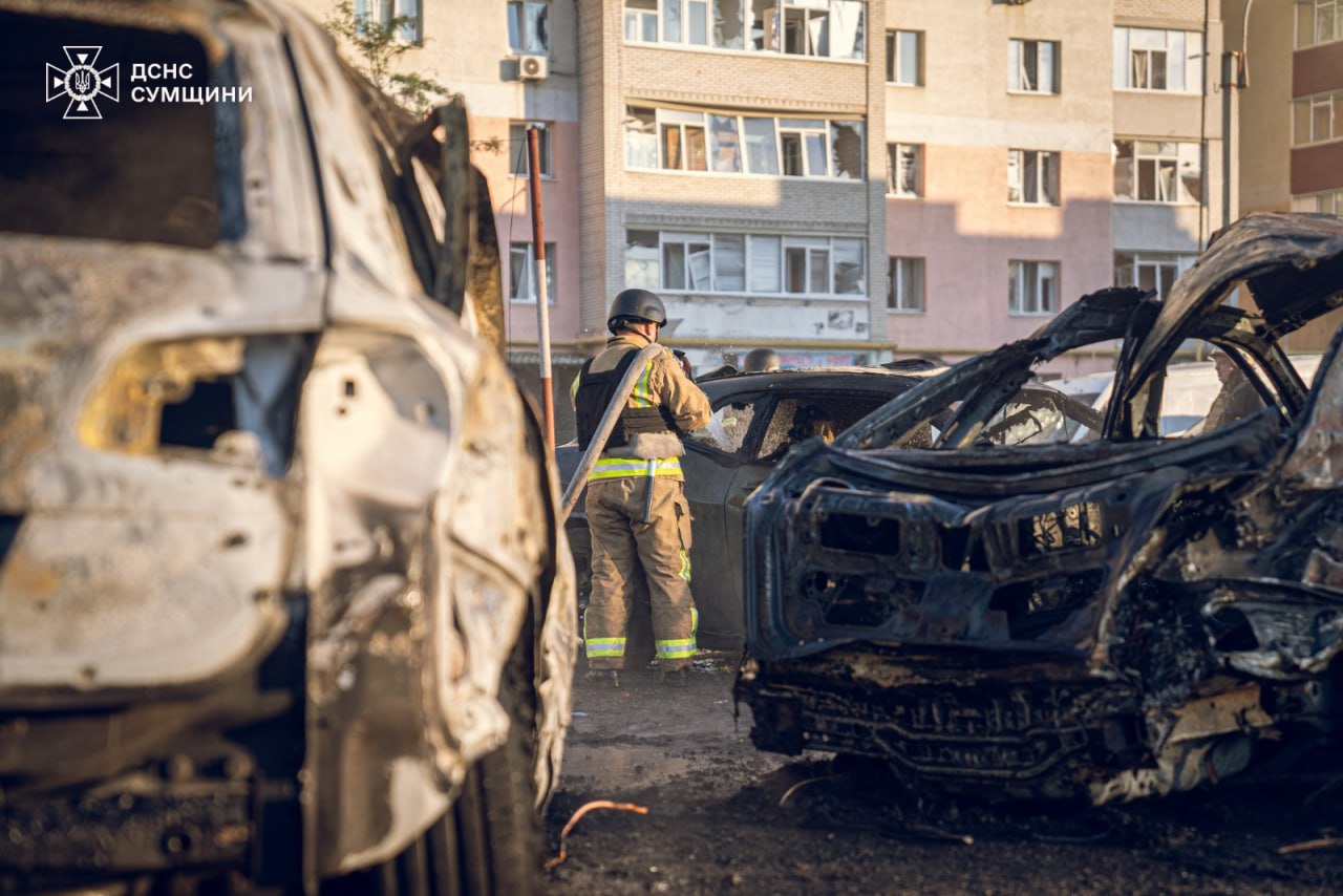 Рятувальники показали наслідки обстрілу Сум — фото 2